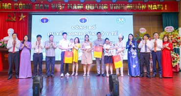 Bí thư Tỉnh ủy Hoàng Thị Thúy Lan tặng quà cho các cặp vợ chồng vô sinh, hiếm muộn.
