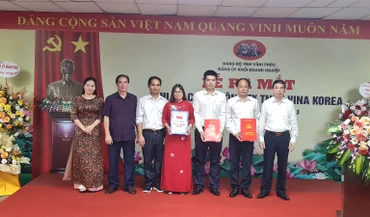 Lãnh đạo Tỉnh ủy và Đảng ủy Khối Doanh nghiệp trao quyết định thành lập Chi bộ cơ sở.