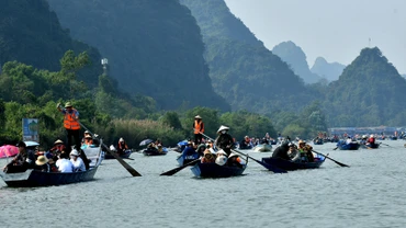 [Ảnh] Hơn 20 nghìn người trẩy hội chùa Hương trong ngày mồng 3 Tết