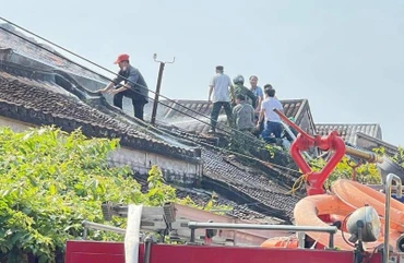 Lực lượng chức năng dập tắt đám cháy tại khu phố cổ Hội An.