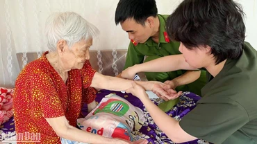 Tổ công tác đến tận nhà thu mẫu sinh trắc ADN của thân nhân các liệt sĩ.