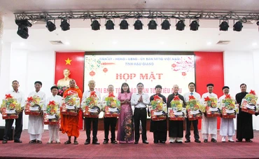 Lãnh đạo tỉnh Hậu Giang tặng quà cho các đại biểu.