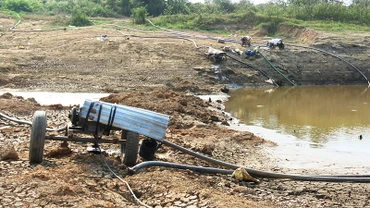 Hàng chục đầu máy bơm xếp hàng chờ nước tưới.