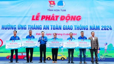 Trao dụng cụ và hỗ trợ kinh phí hoạt động cho 5 Đội thanh niên xung kích tham gia sơ cứu, ứng cứu nhanh tai nạn giao thông trên quốc lộ 14.