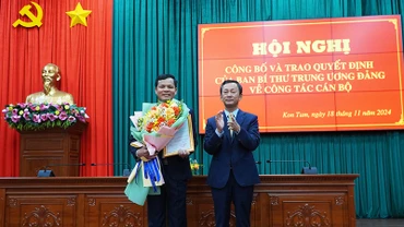 Đồng chí Dương Văn Trang trao hoa và quyết định chuẩn y đồng chí Nguyễn Đức Tuy giữ chức vụ Phó Bí thư Tỉnh ủy.