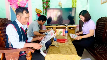 Chi bộ thôn Kon Jong, xã Ngọk Réo, huyện Đăk Hà thực hiện tốt việc đọc, sử dụng các ấn phẩm báo, tạp chí của Đảng.
