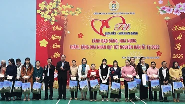 Phó Chủ tịch Quốc hội Trần Quang Phương cùng đồng chí Dương Văn Trang, Ủy viên Trung ương Đảng, Bí thư Tỉnh ủy, Chủ tịch Hội đồng nhân dân tỉnh Kon Tum trao quà tới đoàn viên công đoàn, công nhân lao động khó khăn.