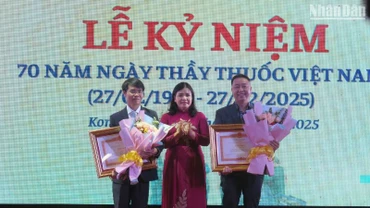 Đại diện lãnh đạo tỉnh Kon Tum trao Bằng khen của Thủ tướng Chính phủ cho các bác sĩ.