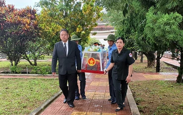 Các đại biểu đưa hài cốt liệt sĩ về nơi an nghỉ.