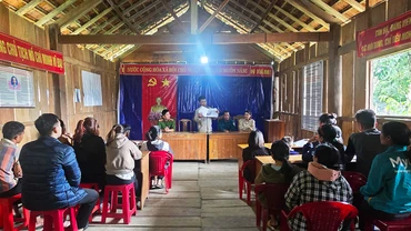 Cán bộ xã Đăk Tăng, huyện Kon Plông tuyên truyền cho người dân ứng phó với động đất.