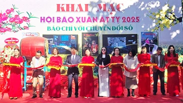 Các đại biểu cắt băng khai mạc Hội báo Xuân Ất Tỵ 2025