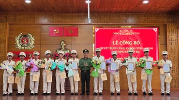 Trao Quyết định nghỉ công tác trước hạn tuổi đối với 11 đồng chí.