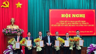 Trao Quyết định cho 6 đơn vị hành chính thành lập mới.