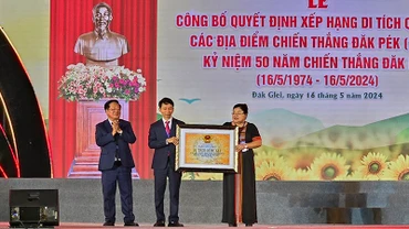 Trao Quyết định xếp hạng Di tích Quốc gia Chiến thắng Đăk Pék.