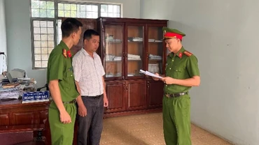 Thi hành Quyết định khởi tố bị can, Lệnh bắt bị can để tạm giam và Lệnh khám xét đối với Hoàng Văn Đạt.