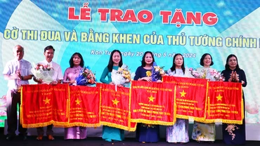Tặng Cờ thi đua của Thủ tướng Chính phủ cho các tập thể.