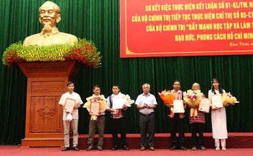 Trao Thư khen của Bí thư Tỉnh ủy Kon Tum cho các cá nhân.