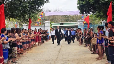 Đồng bào dân tộc Xơ-Đăng, xã Sa Loong, huyện Ngọc Hồi chào đón Phó Chủ tịch Quốc hội Trần Quang Phương.