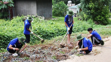 Chiến sĩ tình nguyện Trường Đại học Sư phạm Thể dục Thể thao Thành phố Hồ Chí Minh trồng hoa tuyến đường giao thông nông thôn.