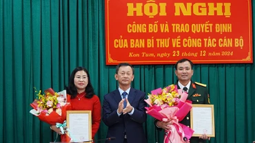 Đồng chí Dương Văn Trang trao Quyết định và tặng hoa 2 đồng chí Trương Thị Linh và Nguyễn Thế Vinh.