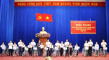 Trao tặng xe đạp cho các em học sinh nghèo hiếu học huyện Ia H'Drai