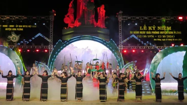 Tiết mục văn nghệ chào mừng kỷ niệm 50 năm Ngày Giải phóng huyện Kon Plông.