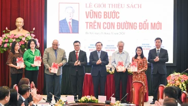 Bộ sách “Vững bước trên con đường đổi mới” - bước phát triển tư duy lý luận của Đảng trên hành trình đổi mới và hội nhập quốc tế