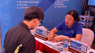 Trường đại học Hòa Bình tư vấn thí sinh đăng ký xét tuyển.