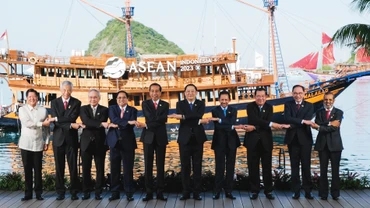 Các nhà lãnh đạo ASEAN bắt tay theo phong cách đặc trưng của khối trước khi bắt đầu Hội nghị cấp cao lần thứ 42. (Ảnh: Reuters)