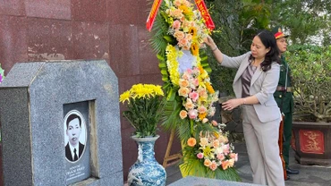 Phó Chủ tịch nước Võ Thị Ánh Xuân dâng hoa tại khu mộ cố Tổng Bí thư Trần Phú.
