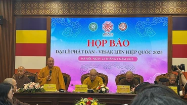 Hòa thượng Thích Gia Quang phát biểu tại họp báo.