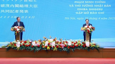 Thủ tướng Phạm Minh Chính và Thủ tướng Nhật Bản Ishiba Shigeru thông báo kết quả hội đàm với báo chí hai nước. (Ảnh: TTXVN) 