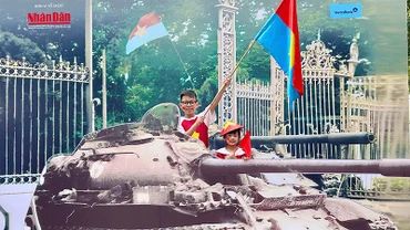 Hai anh em Minh Nhật và Nhật Ánh chụp ảnh kỷ niệm tại triển lãm.