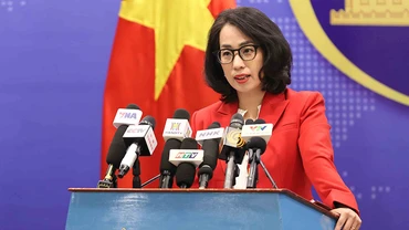 Người phát ngôn Bộ Ngoại giao Phạm Thu Hằng chủ trì họp báo. (Ảnh: TTXVN)