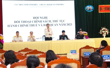 Lãnh đạo Cục thuế tỉnh và Chi cục Hải quan đối thoại với người nộp thuế.