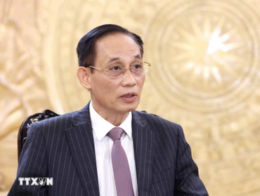 Đồng chí Lê Hoài Trung, Bí thư Trung ương Đảng, Trưởng Ban Đối ngoại Trung ương trả lời phỏng vấn báo chí. (Ảnh: Phương Hoa/TTXVN)