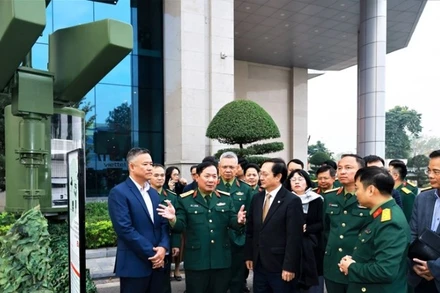Các đại biểu tham quan trang thiết bị công nghệ quân sự do Tập đoàn Công nghiệp-Viễn thông Quân đội (Viettel) nghiên cứu sản xuất.