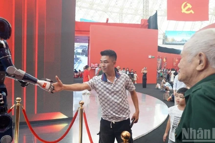 Trong không gian Triển lãm 95 năm Cờ Đảng soi đường do Báo Nhân Dân thực hiện tại Trung tâm Triển lãm quốc gia (Đông Anh, Hà Nội), nhiều người thích thú khi tương tác với robot được tích hợp AI để nhận diện khuôn mặt, giọng nói và phản hồi linh hoạt.