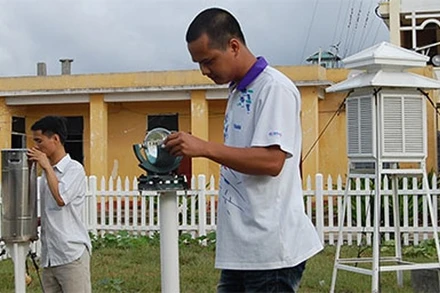 Phát triển vật lý: Bài toán nền tảng cho nâng cao tiềm lực khoa học và công nghệ. Trong ảnh: Các quan trắc viên Trạm khí tượng hải văn Trường Sa thu nhập số liệu.