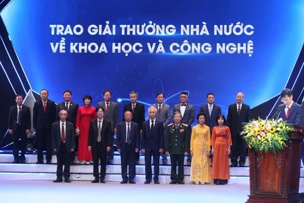 Các tác giả, đại diện tác giả, đại diện đồng tác giả của 12 công trình, cụm công trình được tặng Giải thưởng Nhà nước về khoa học và công nghệ, năm 2022.