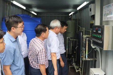 Đoàn Bộ Khoa học và Công nghệ kiểm tra hệ thống lọc nước tại Vĩnh Long.