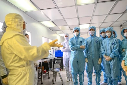 Các nghiên cứu sinh tại Trung tâm Nano và Năng lượng, trường Đại học Khoa học Tự nhiên, Đại học Quốc gia Hà Nội, nơi đào tạo và nghiên cứu về bán dẫn.