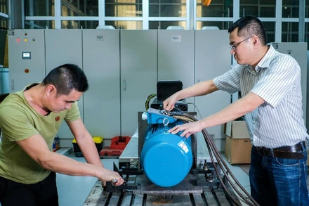 Các kỹ sư thực hiện thử nghiệm phục vụ đổi mới sáng tạo và phát triển sản phẩm công nghệ.