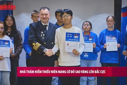 [Video] Nhà thám hiểm thiếu niên mang cờ đỏ sao vàng lên Bắc Cực