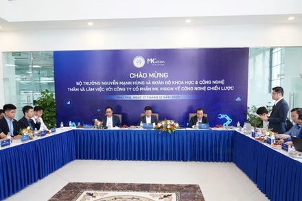 Bộ trưởng Nguyễn Mạnh Hùng và đoàn công tác của Bộ Khoa học và Công nghệ tham quan các sản phẩm công nghệ của Công ty cổ phần MK Vision.