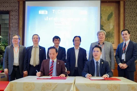 Lễ ký kết giữa các đơn vị tại “Diễn đàn hợp tác quốc tế phát triển đầu tư”.