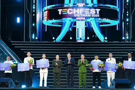 Bí thư Thành ủy Hà Nội Nguyễn Duy Ngọc; Thứ trưởng Công an Đặng Hồng Đức; Cục trưởng Cục Cảnh sát quản lý hành chính về trật tự xã hội Vũ Văn Tấn trao Kỷ niệm chương, voucher hỗ trợ tham gia Trung tâm Đổi mới sáng tạo và tặng hoa chúc mừng các đội đoạt giải Cuộc thi Data for Life mùa 3.