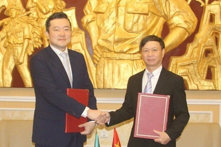 Thứ trưởng Khoa học và Công nghệ Hoàng Minh và ông Juhern Kim, Trưởng đại diện quốc gia Viện Tăng trưởng xanh toàn cầu tại Việt Nam, trao Bản ghi nhớ hợp tác chiến lược về đổi mới sáng tạo xanh và chuyển đổi số.