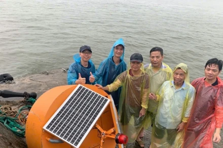 Hình ảnh nhóm thực hiện đề tài lắp đặt thử nghiệm hệ thống quan trắc tự động tại đảo Hòn Dấu.