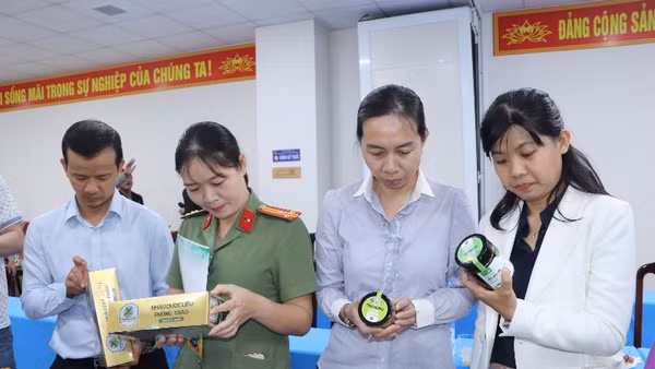 Các đại biểu tham quan một số sản phẩm OCOP tại buổi họp báo.